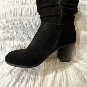 Kohl's Elegant Black Suede Heeled Boots great condition